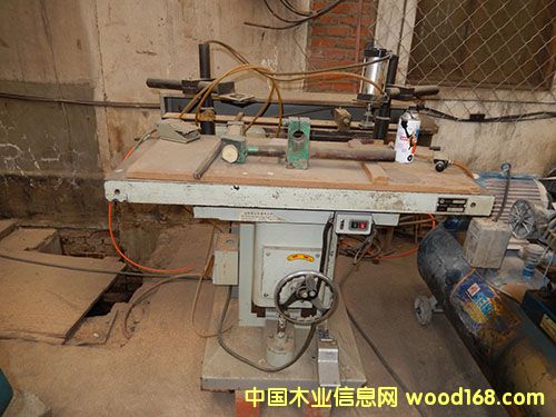 臥式四孔打孔機(jī) 臥式四孔打孔機(jī)