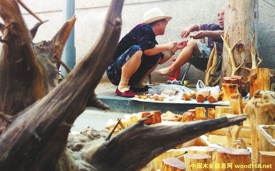 �r��ĳ��^С�~��̴ �°����ݡ�����ľ�^��